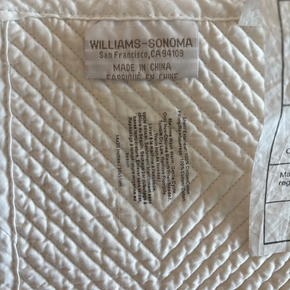 Williams Sonoma Placemats 2 white quilted and 2 cotton‎ napkins floral